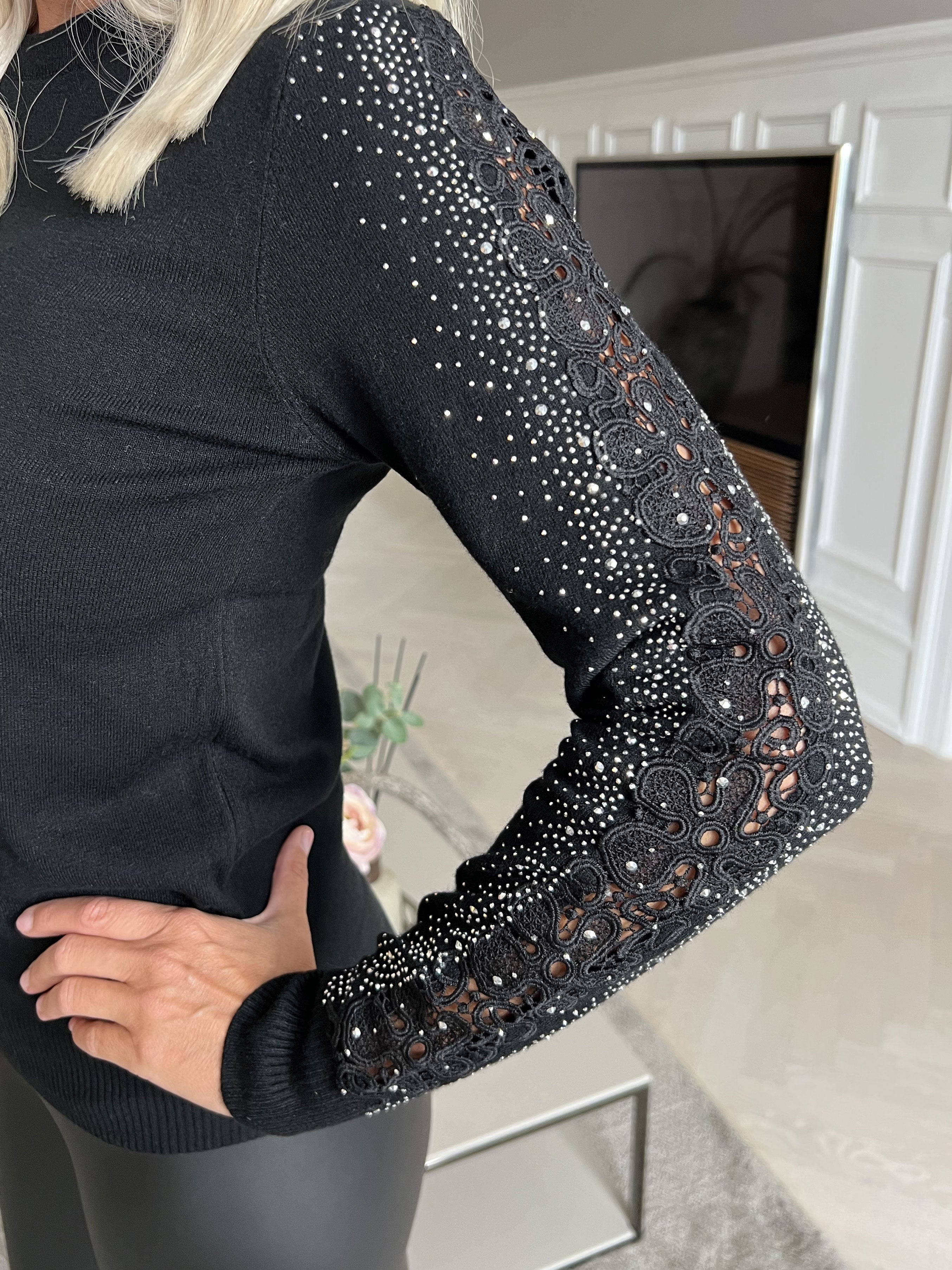 Martine - Blød bluse med broderet detaljer og similisten på ærmerne